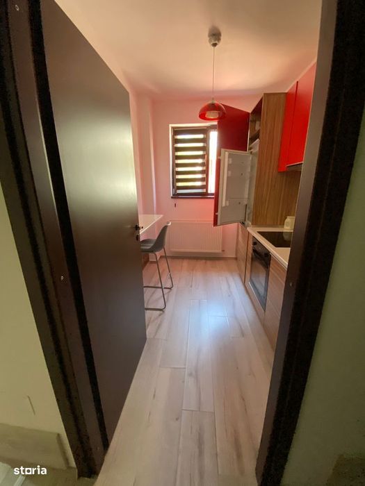Garsonieră gata de utilizare cu balcon și mobilier