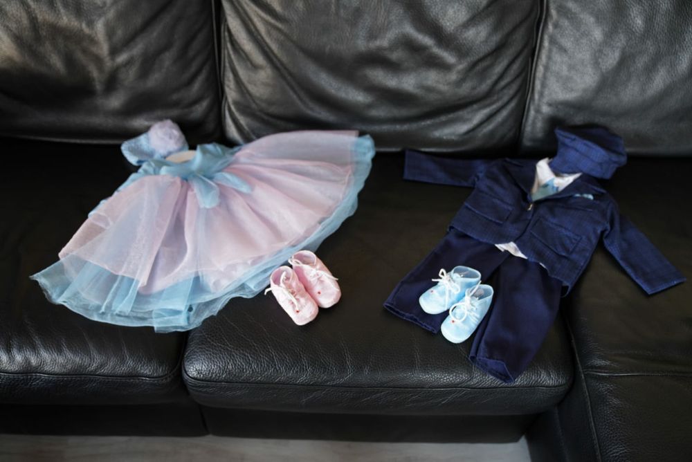 Rochita de botez  mama, fiica, fiu și cravata tata.