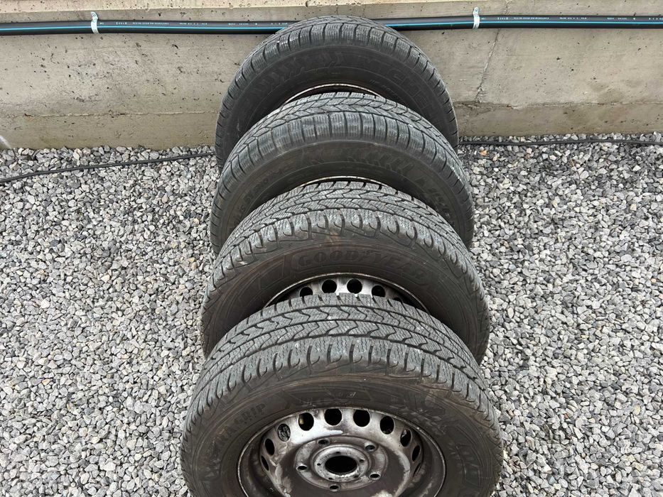 Джанти със зимни гуми Goodyear 215/65/15C DOT4324 oт бус Форд/Ford!!