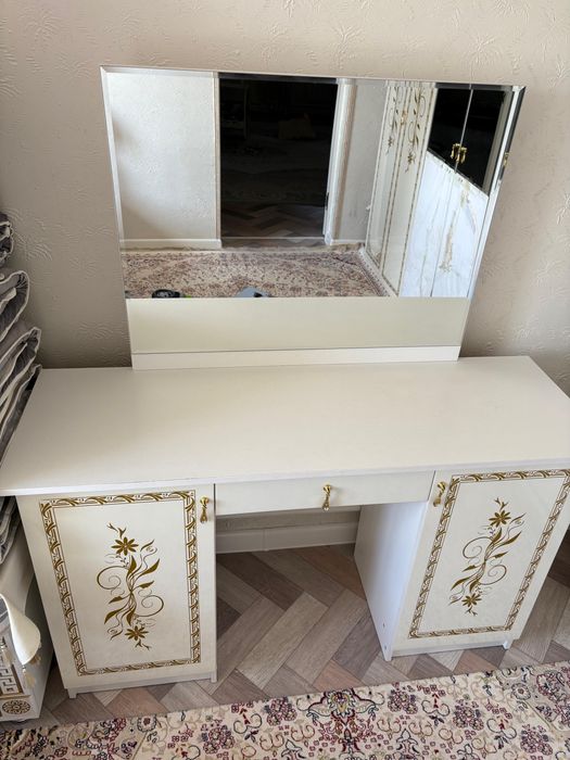 Спальная шкаф с зеркалом