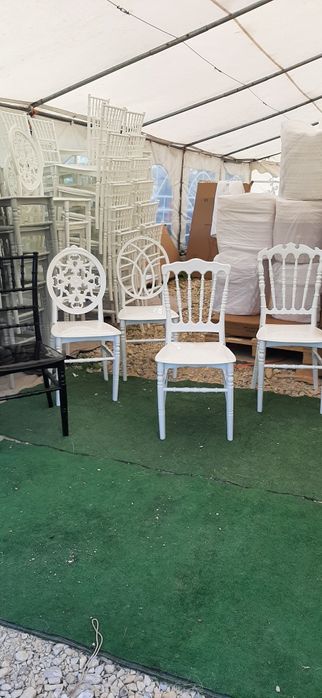 Vindem diferite modele de scaune chiavari și mese noi!
