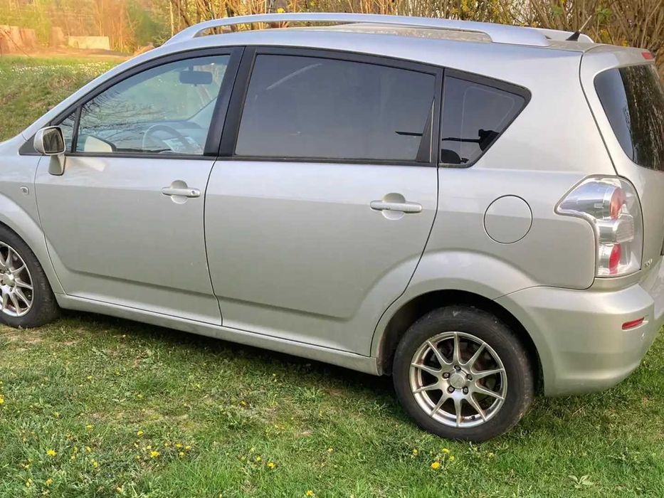 Toyota Corolla Verso 2.0d4d 116к.с. 2004г. се продава на части