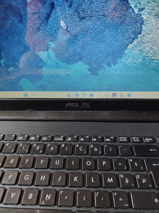 Лаптоп черен  Asus