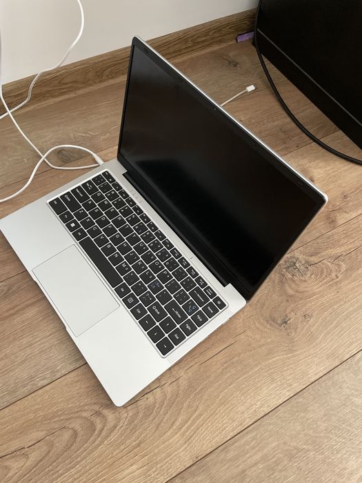 Vand Laptop Intel ca si Nou Argintiu / Windows 11 Pro Instalat