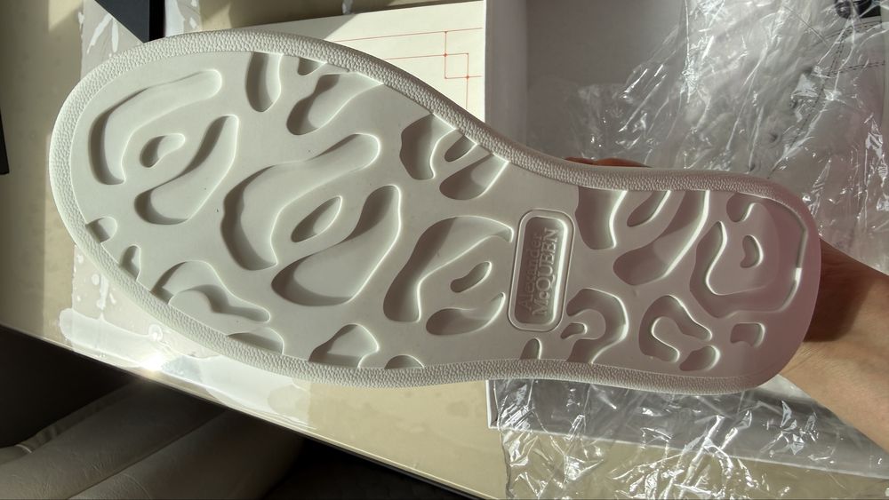 Белые ботинки на подошве кожа