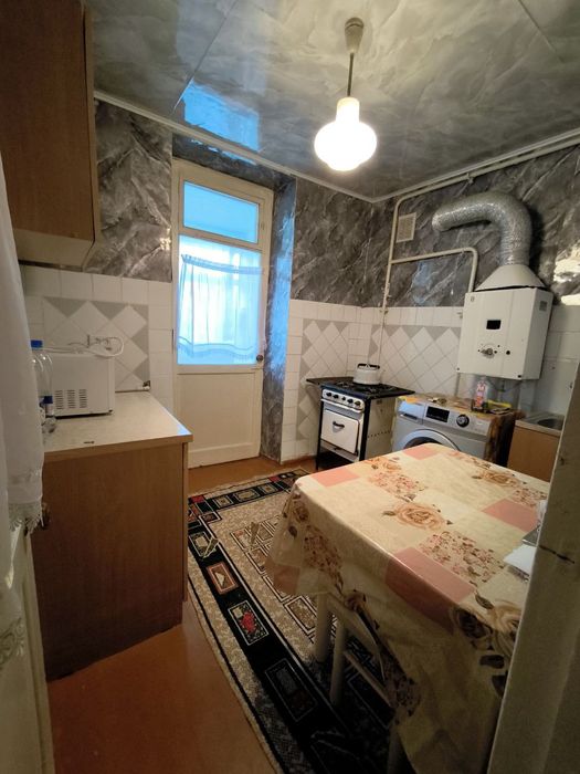 Сдам 2-х комнатную квартиру возле центрального рынка 
Чирчик ба