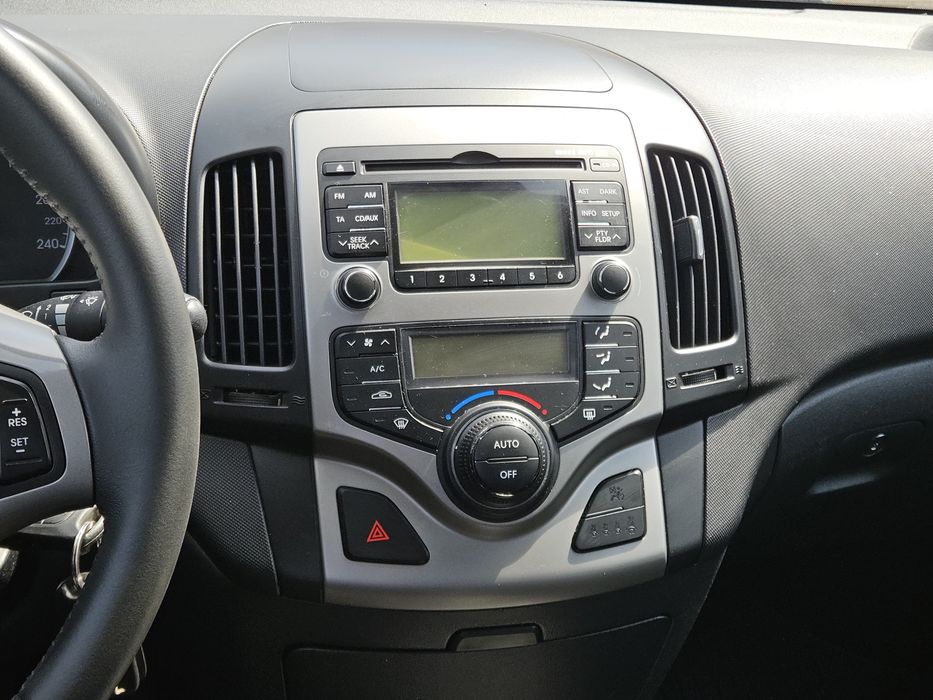 Hyundai i30 1.6 CRDi 2011 Euro 5 Incalzire scaune  Semi piele Climatronic AC Jante aliaj r16 Diesel consum mic hatchback oglinzi electrice  comenzi vo