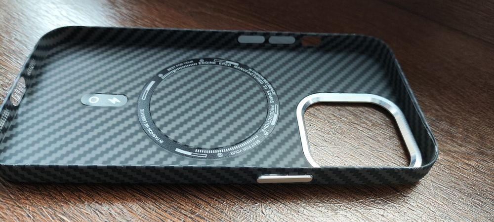 Чехол карбоновый для Apple iPhone 13 Pro черный