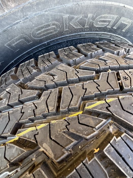 Чисто нови гуми за джип