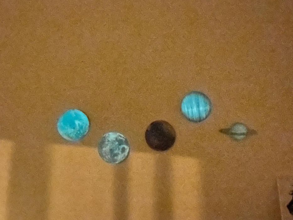 Planete fosforecente perete