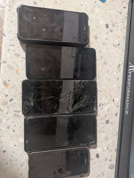 Vând telefoane pentru piese au display-ul spart