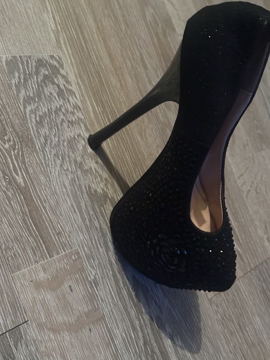 Pantofi sandale cu toc elegante mărimea 35,36, și 37