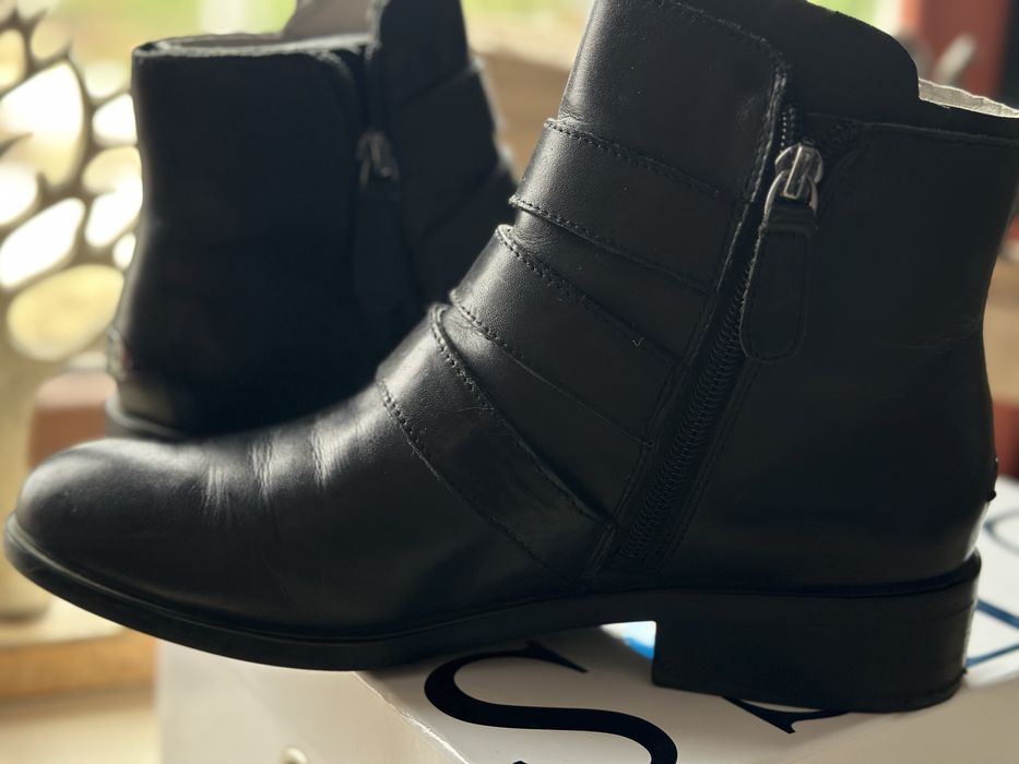 Ghete Guess din piele naturala