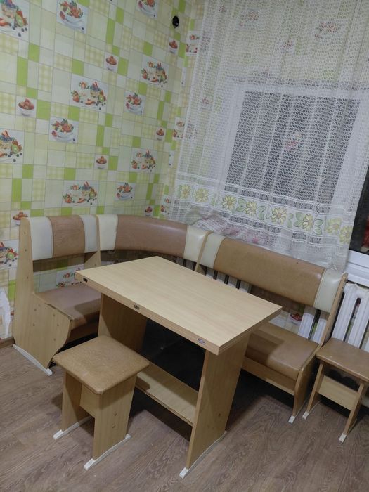 Продам стол кухонный.