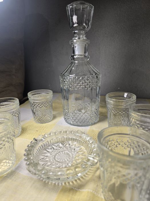 Бутилка гарафа и чаши за ракия