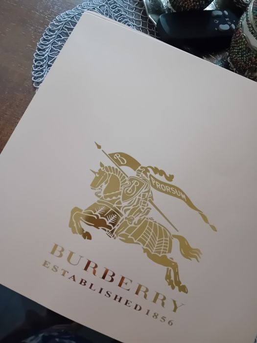 Esarfa superba, Burberry