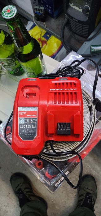 Зарядно Milwaukee