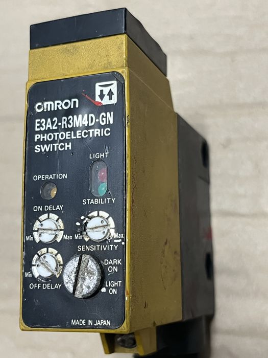 Senzor fotoelectric industrial OMRON E3A2-R3M4-GN 3m Made in Japan