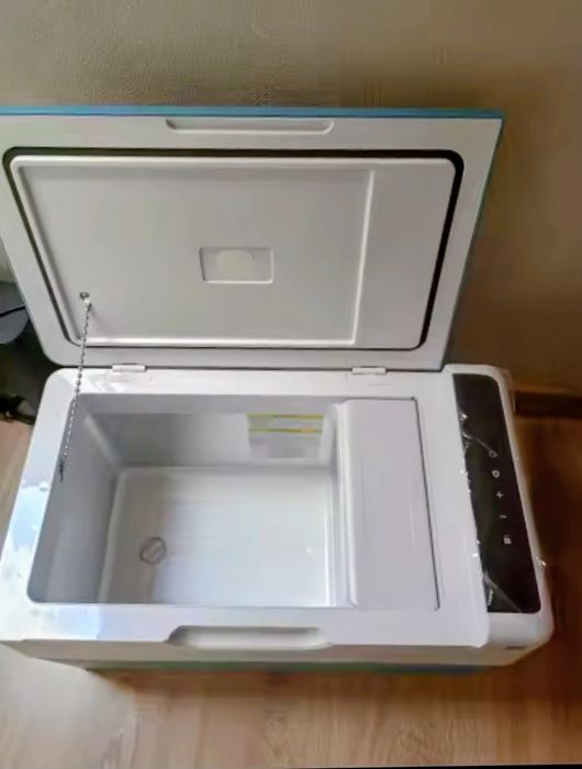 Vând mini frigider auto de 35L nou,alimentare 12V și 220V preț 1100, Am si de 22l la 1000 RON si de 15l la 900 RON.