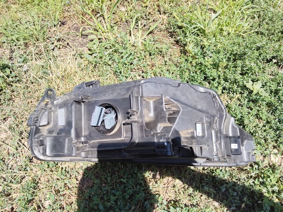 Vând aripă dreapta fata si far stânga volvo xc40 2024