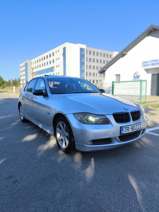 BMW E90 320d 163 CP Automată • Trapa • Piele • Xenon • Navigație Mare