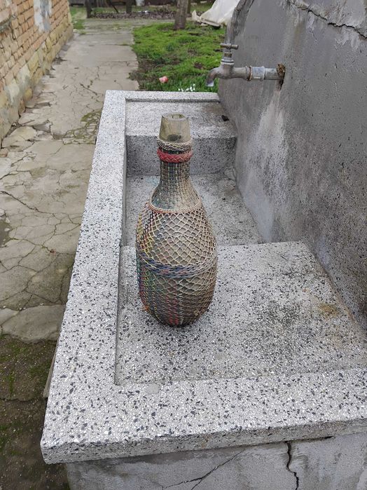 Стара стъклена бутилка