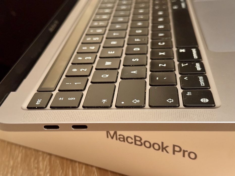 MacBook Pro 13 cu Touch Bar, M1, 8GB, 256GB SSD, Space Grey, Late 2020