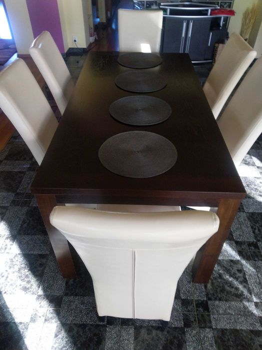 Vând masă ptr. sufragerie sau bucătărie + 6 scaune. Se vând și separat