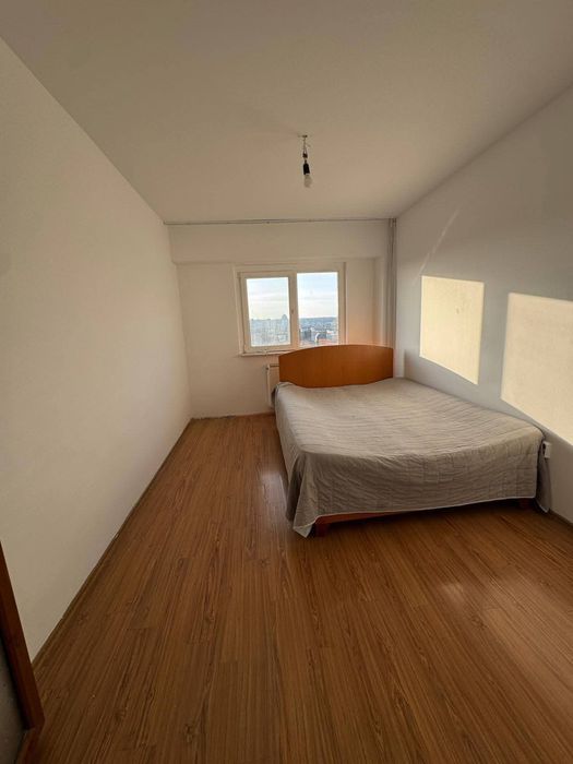 Vând apartament cu 4 camere, 2 băi, bucătarie , living si balcon