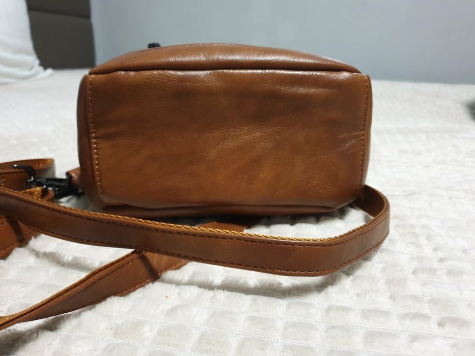 Нова. Дамска  оригинална раница/чанта за през рамо (sling bag) на марката RAVUO.