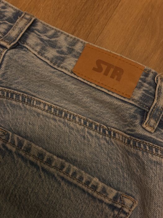 Blugi albastri deschisi