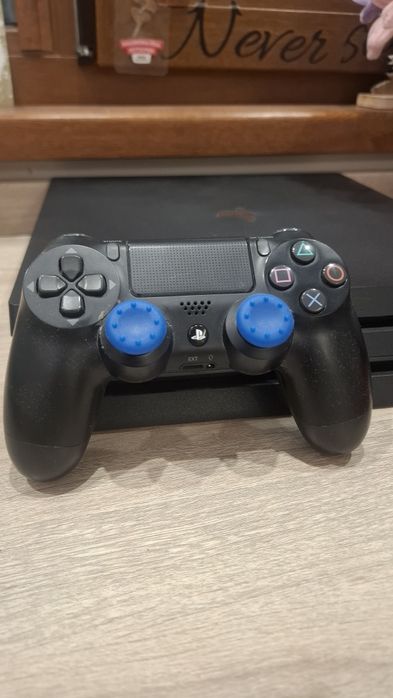 PlayStation 4 PRO 1TB +Два джойстика