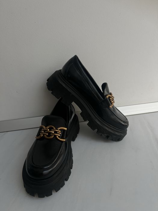 Pantofi loafers H&M, negri, talpă groasă, accesoriu auriu, mărimea 38