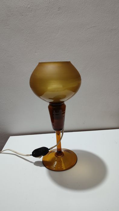 Veioza din sticla turnată