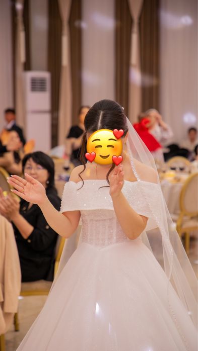 Той көйлегі сатылады .