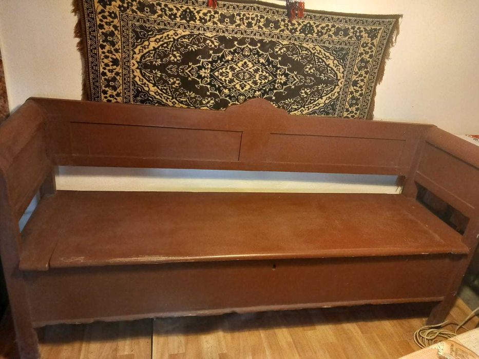Vand mobilier vechi din lemn  in stare buna.