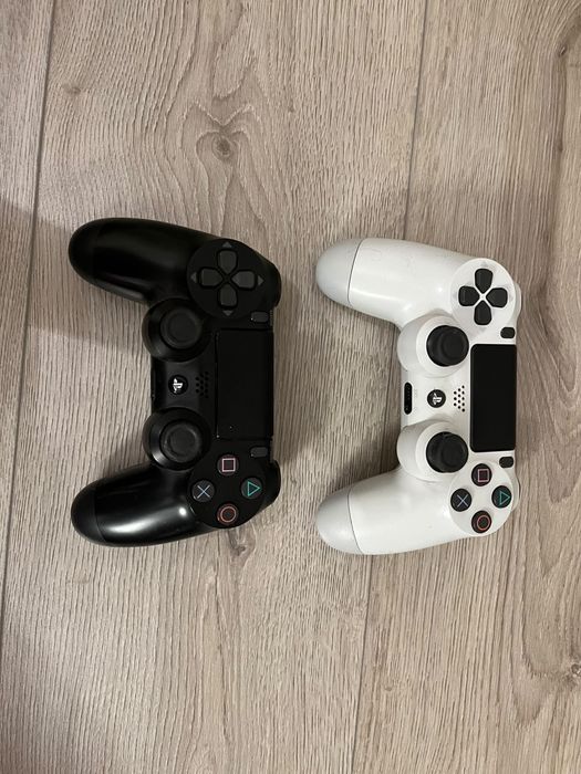PlayStation 4 cu 2 controllere