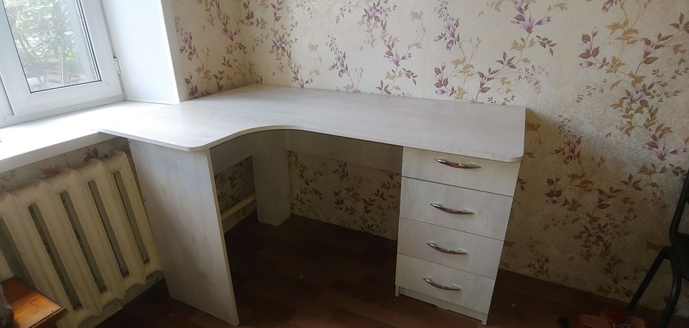 Письменный стол, угловой, в ОЧЕНЬ хорошем состояниицвет белый крафт
