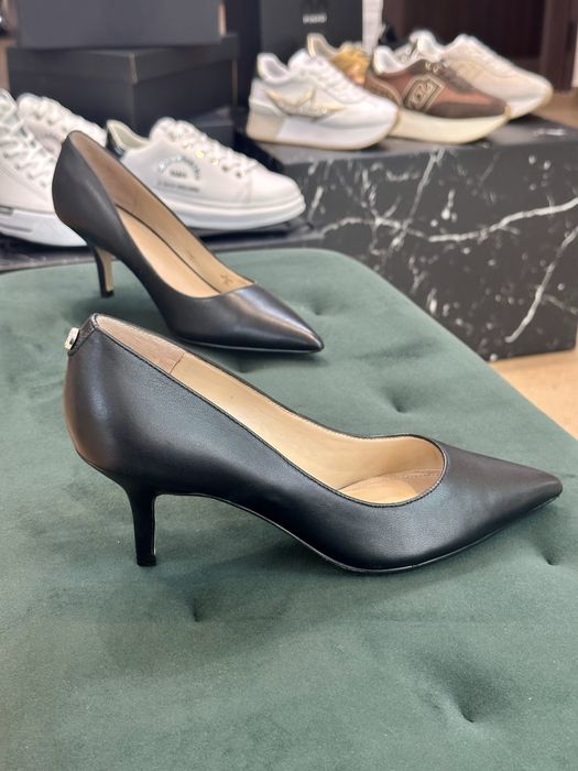 Оригинални дамски обувки на ток GUESS