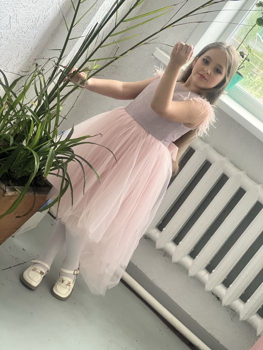 Продам куртки и платья до 146 р