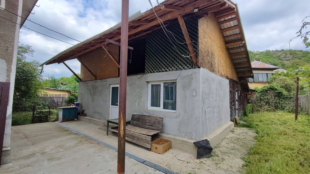 Casa cu etaj si teren  - vanzare sau inchiriere com. Carbunesti
