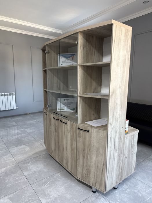 Шкаф стеклянный для офиса