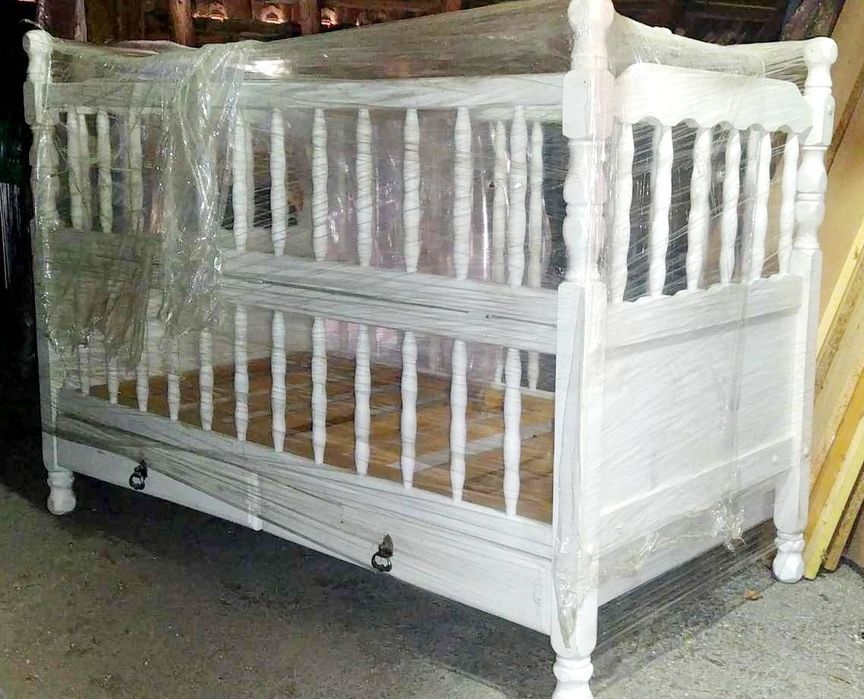 Бяла дървена кошара с 2 чекмеджета