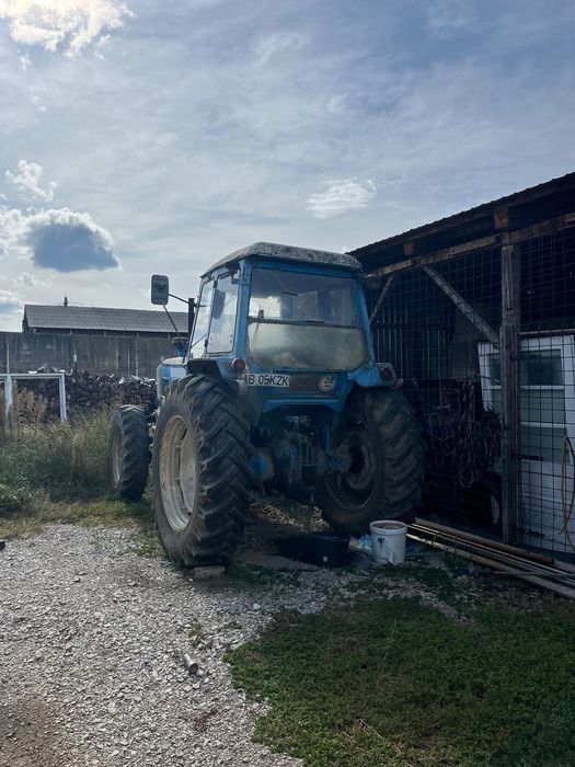 Tractor Ford 8100A vând sau schimb