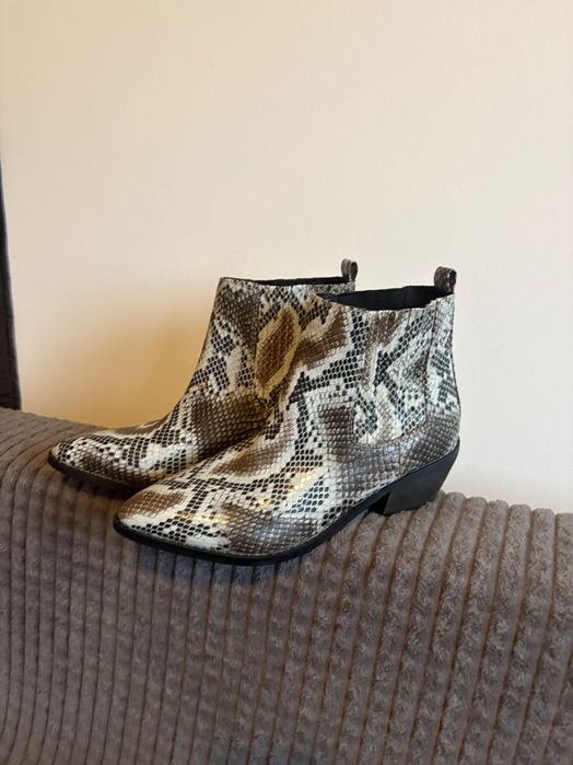 Кожени боти змийски мотив