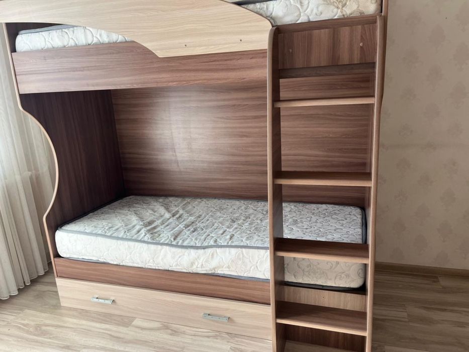 Продам диван и детский спальный гарнитур.