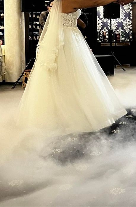 Сватбена рокля с блестящ тюл