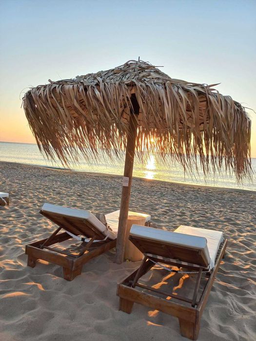 Umbrelă de plajă făcută din frunze de palmier