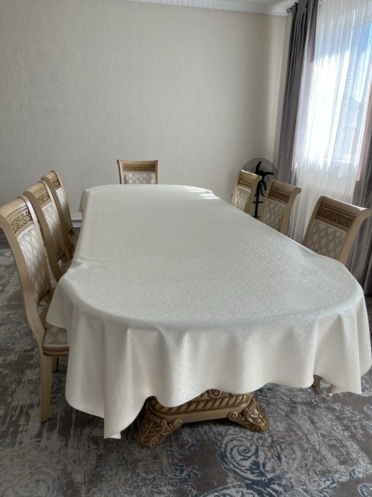 В продаже большой стол + 7 стульев