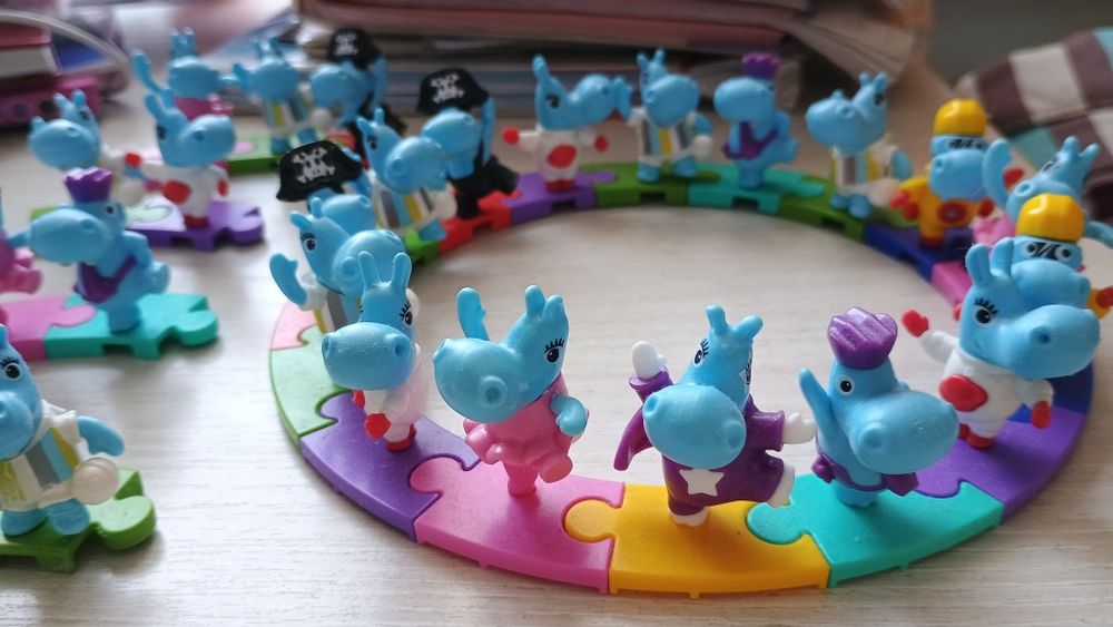 Игрушки из киндера  супергерои и бегемотик.